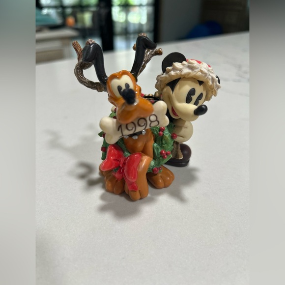Vintage Mickey & Co - All Decked Out in Holiday Cheer Mickey w/Pluto 1998 - Picture 1 of 5